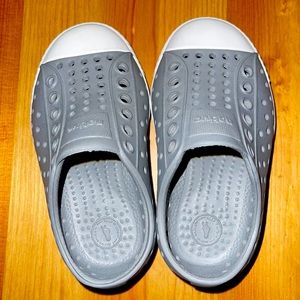 Barely worn light grey toddler native shoes. Size 6